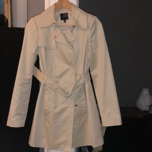 THE LIMITED DOUBLE-BREASTED CLASSIC TRENCH COAT